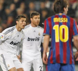 Cristiano Ronaldo, Xabi Alonso y Messi durante el clsico de la primera vuelta en el Nou Camp.