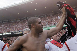 Adriano celebra la victoria del Flamengo en el ltimo partido de la temporada del Campeonato brasileo contra el Gremio.