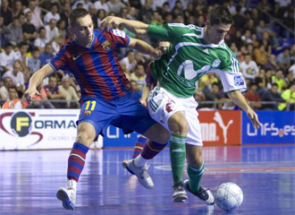 Carlos Ortiz disputa un baln con Saad, del Barcelona