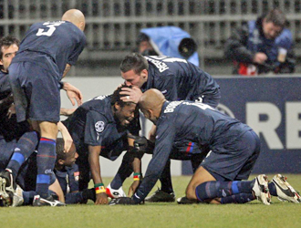 Varios jugadores del Lyon celebran el tanto de Makoun.