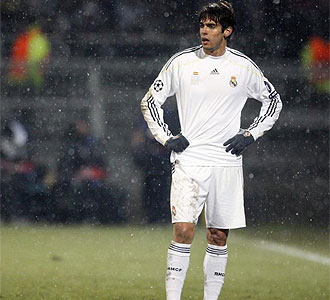 Kaká durante el choque con cara de circunstancias.
