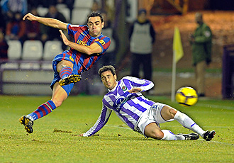Xavi golpea al baln en un partido ante el Valladolid