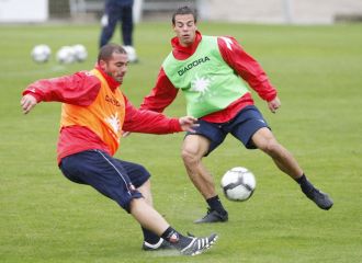Azpilicueta y Pandiani en un entrenamiento del Osasuna