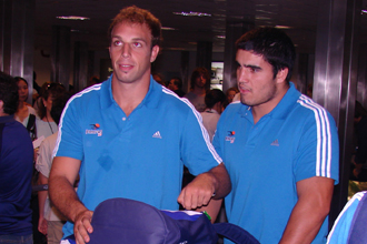 Senatore y Tetaz Chaparro en el aeropuerto justo antes de la partida de los 'Pampas' rumbo a Surfrica.