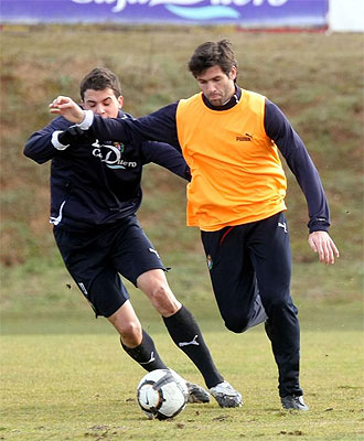 Arzo pugna con un baln junto a Carlos Lzaro en un entrenamiento del Valladolid.