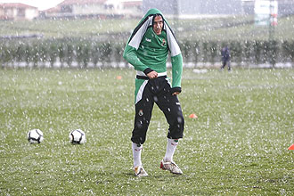 Cristian Fernndez se protege del granizo durante el entrenamiento previo al viaje a Barcelona.
