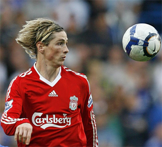 Fernando Torres intenta controlar un baln.