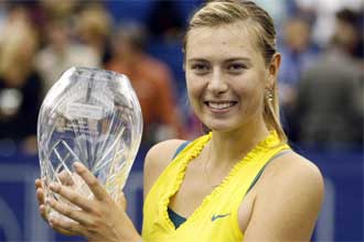 Sharapova posa sonriente con el trofeo que la acredita como campeona en Memphis.