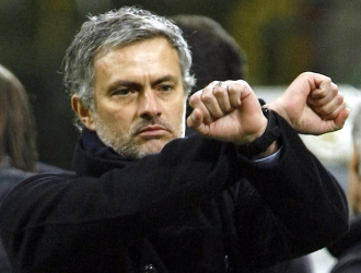 Mourinho hizo este gesto tras una de las expulsiones de su equipo.
