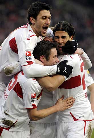 Los jugadores del Stuttgart celebran un gol frente al Hamburgo el pasado 13 de febrero.