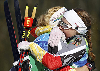 Claudia Nystad y Evi Sachenbacher-Stehle se abrzan tras lograr la victoria