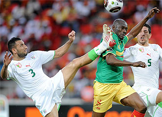 Belhadj intenta alcanzar el bal�n en un partido ante Mali