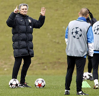 Mourinho bromea con Sneijder durante un entrenamiento.