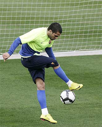 Alves toca baln durante el entrenamiento de este jueves.