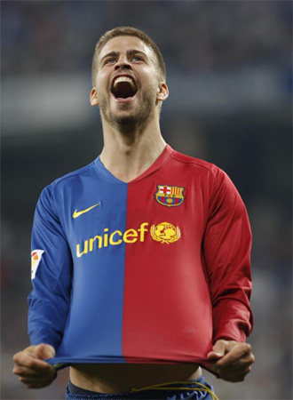 Piqué celebra un tanto con la camiseta del Barça.