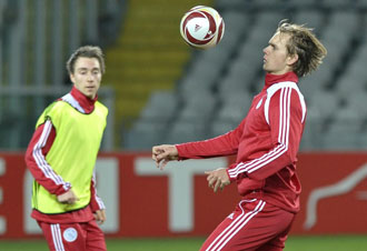 Christian Eriksen (con el baln), con la seleccin danesa sub 17