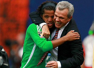 Javier Aguirre abraza a Jonatha Dos Santos en un partido por la Copa de Oro de 2009