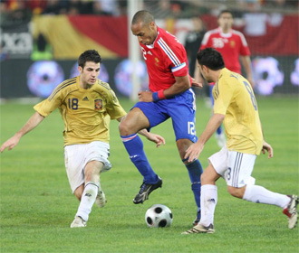 Henry se va de Cesc y Xavi durante el Espaa-Francia del Mundial 2008.