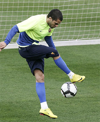 Alves hace malabarismos durante el entrenamiento del jueves.