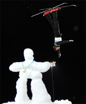 Alexei Grishin salta con un logo de los Juegos detrs.