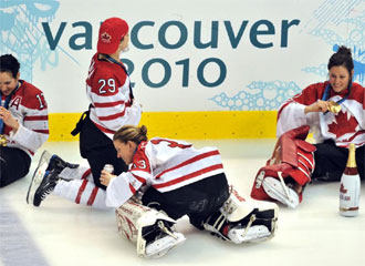 Las jugadoras canadienses celebran la medalla de oro.