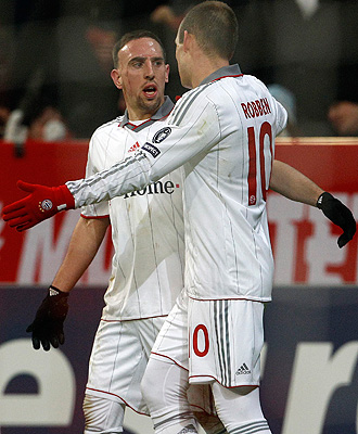 El francs Ribery celebra un gol con el holands Robben.