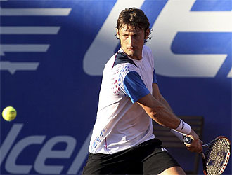 Juan Carlos Ferrero se prepara para golpear una bola ante Mnaco.