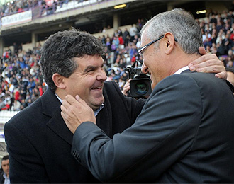 Gergorio Manzano saluda a su homlogo Onsimo antes del partido.