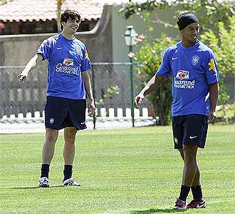 Kak y Ronaldinho en un entrenamiento de la seleccin brasilea