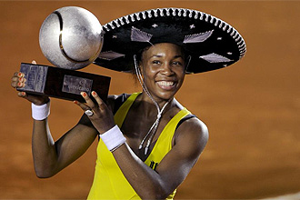 Venus Williams posa muy sonriente con su trofeo