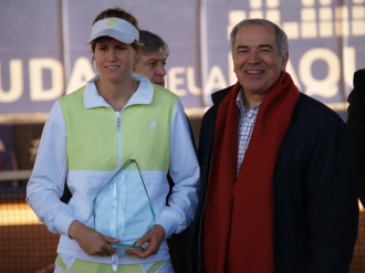 'Tita' Torr recibe el premio de campeona de Ricardo Garca, Subdirector General de Deportes del Ayuntamiento de Madrid.
