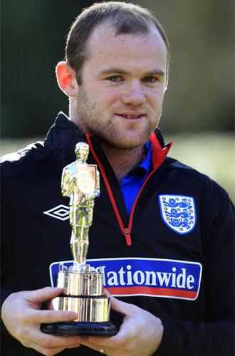 Rooney posa con el trofeo 'England Player of the Year'