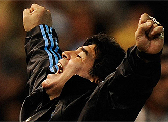 Maradona celebra un gol