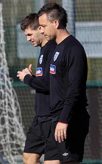 John Terry y Steven Gerrard durante el entrenamiento de este martes de la seleccin inglesa.