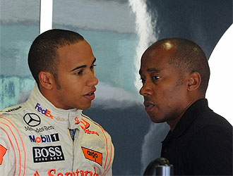 Hamilton habla con su padre durante un Gran Premio.