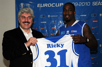 Ricky Davis, en su presentacin como jugador del Turk Telekom.