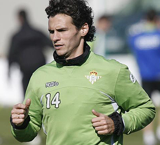 Capi realiza carrera continua durante un entrenamiento del Real Betis.