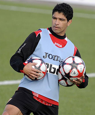 El brasileo Renato, durante un entrenamiento con el Sevilla