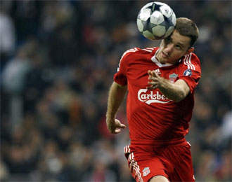 Fabio Aurelio controla el baln con la cabeza durante un partido de Champions.