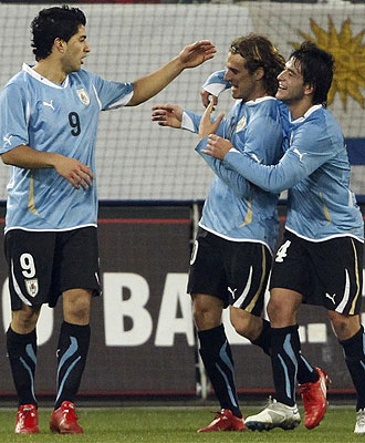 Los jugadores de Uruguay celebran un gol ante Suiza