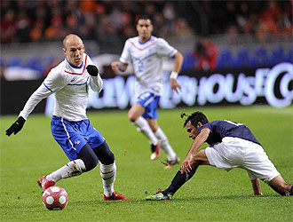 Robben se va de Bornstein en un momento del partido.