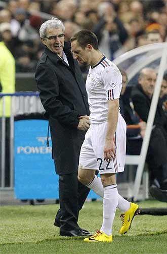 Domenech trata de consolar a Ribery tras sustituirlo.