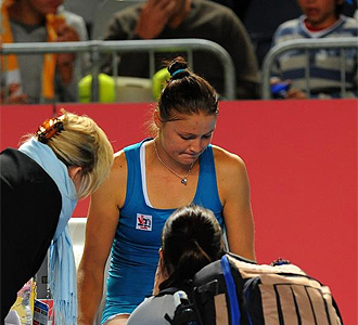 Safina es atendida en el Open de Austrlia.