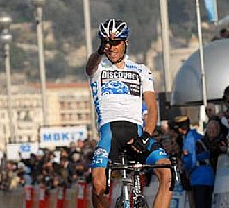 Alberto Contador celebra su victoria en la Pars-Niza de 2007 cuando defenda los colores del Discovery Channel.