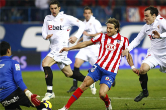 Forln trata de marcar ante Palop durante un partido ante el Sevilla.