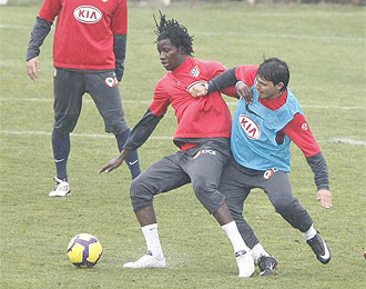 Ibrahima protege el baln ante Agero en un entrenamiento.