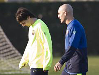Messi con el fisio durante el entrenamiento