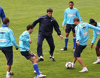 Muiz durante un entrenamiento jugando con sus futbolistas.