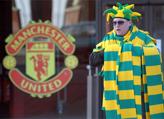 Un aficionado del United protesta en Old Trafford.