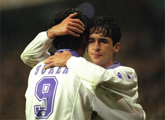 Suker y Ral, durante un encuentro con el Real Madrid